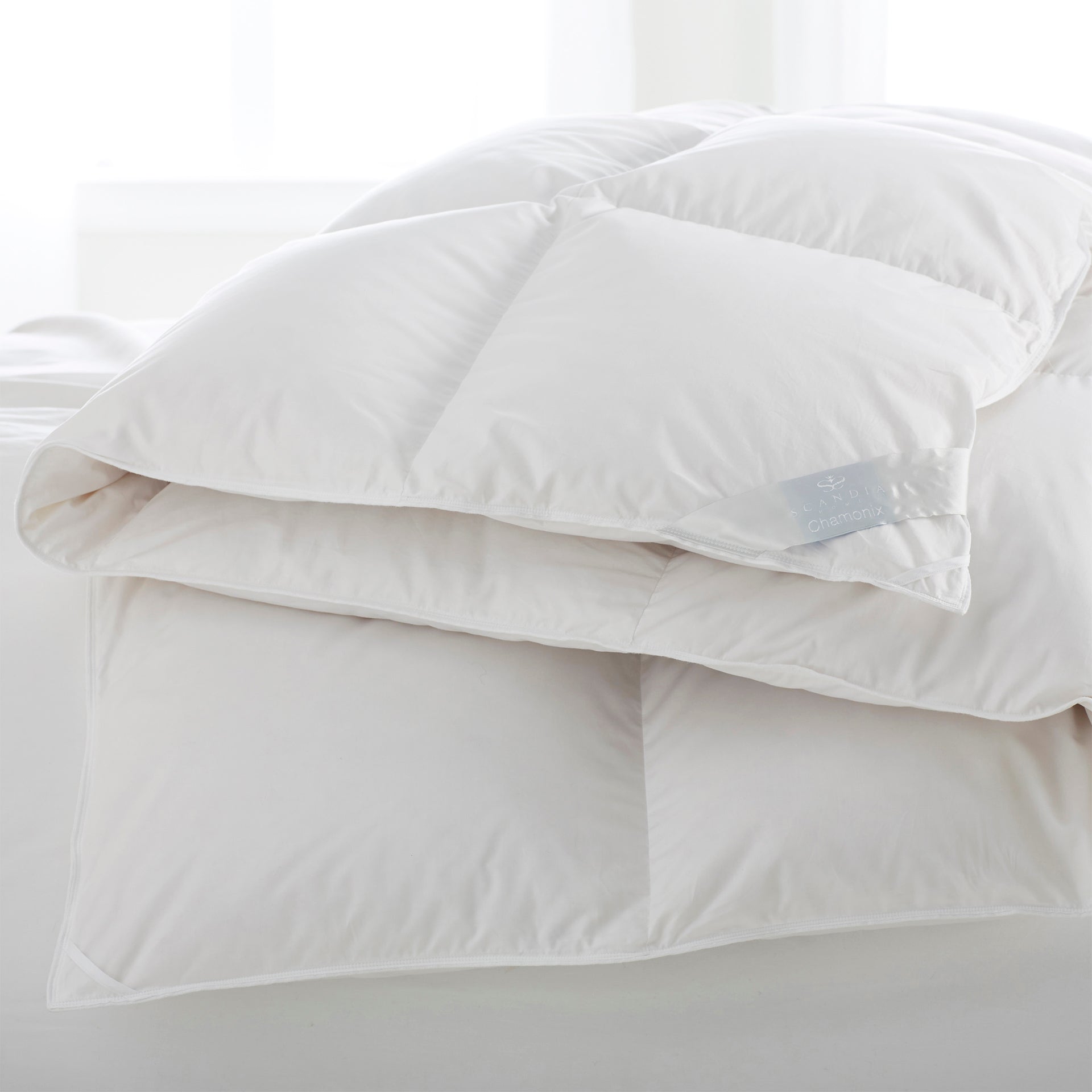 http://www.scandiahome.com/cdn/shop/products/chamonix-comforter-scandiahome-siberianwhitedown-1-web.jpg?v=1669663108